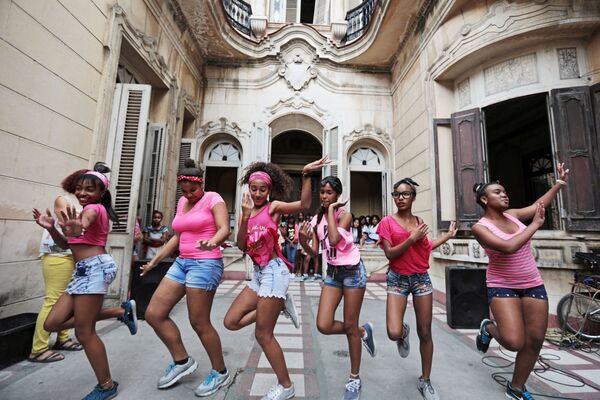 Девушки у Дворца культуры в районе Старая Гавана, Куба - Sputnik Mundo