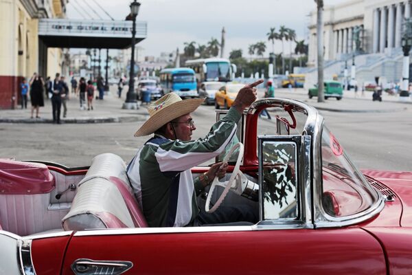 Кубинцы на улице в районе Старая Гавана - Sputnik Mundo