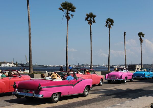 Autos descapotables en la bahía de La Habana. - Sputnik Mundo