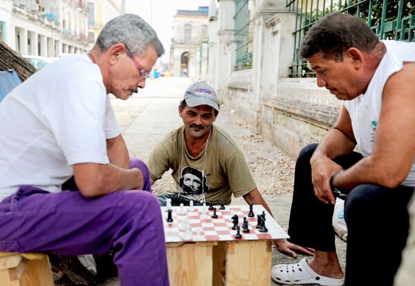 Кубинцы играют в шахматы на улице в районе Старая Гавана - Sputnik Mundo