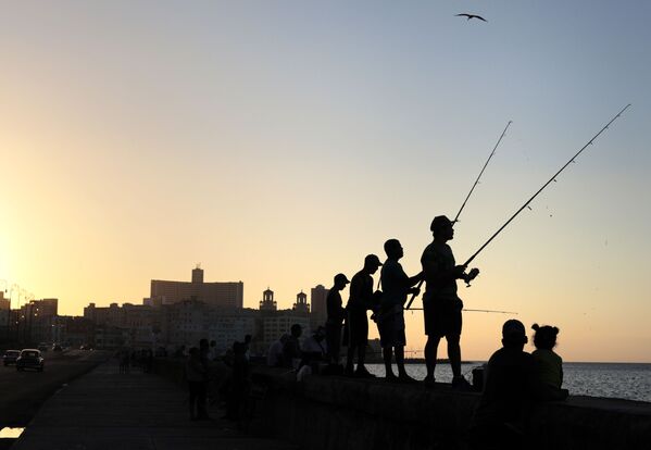 Рыбаки на набережной Малекон в Гаване - Sputnik Mundo