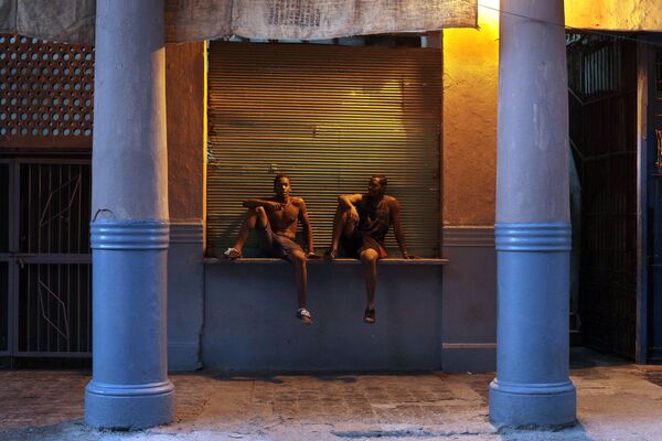 Юноши на вечерней улице в районе Старая Гавана - Sputnik Mundo