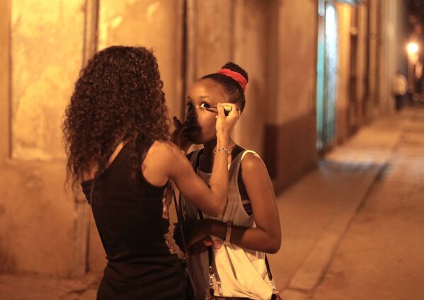 Девушки делают вечерний макияж на улице в районе Старая Гавана - Sputnik Mundo