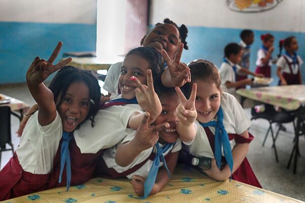 Дети в школьной столовой в районе Старая Гавана - Sputnik Mundo