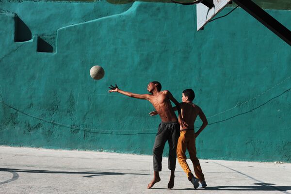 Мальчики играют в баскетбол в жилом районе Старая Гавана - Sputnik Mundo