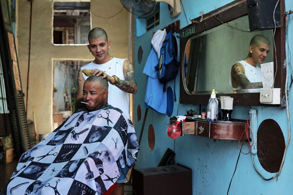 Кубинцы в парикмахерской на улице в районе Старая Гавана - Sputnik Mundo