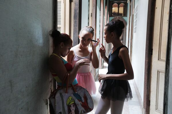 На занятиях балетом во Дворце культуры в районе Старая Гавана - Sputnik Mundo