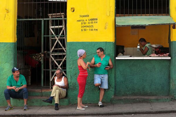 Кубинцы у продуктовой лавки на улице в районе Старая Гавана - Sputnik Mundo