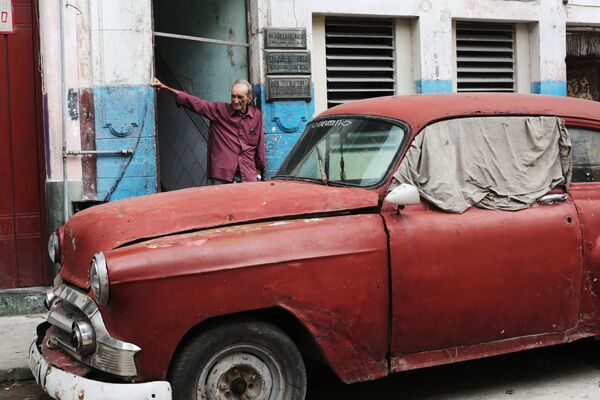 Старый автомобиль в районе Старая Гавана - Sputnik Mundo