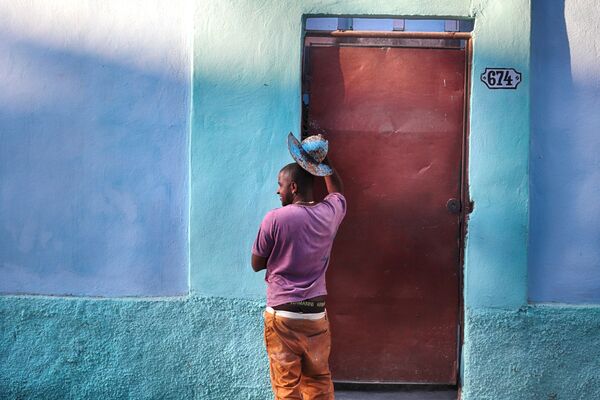 Кубинец на улице в районе Старая Гавана - Sputnik Mundo