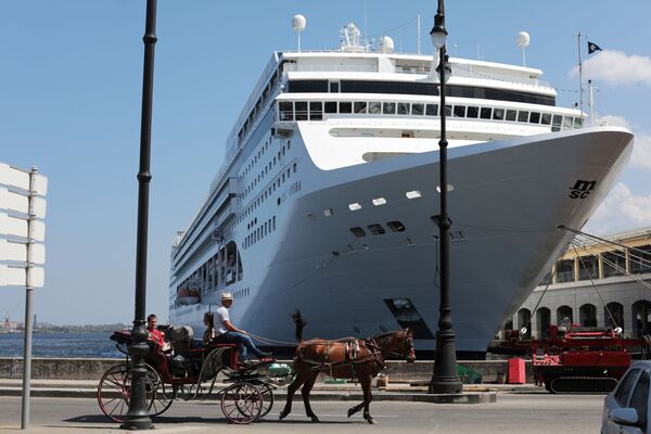 Круизный лайнер и конный экипаж в порту Гаваны - Sputnik Mundo