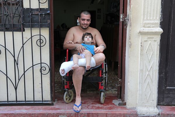 Кубинец с ребенком в районе Старая Гавана - Sputnik Mundo