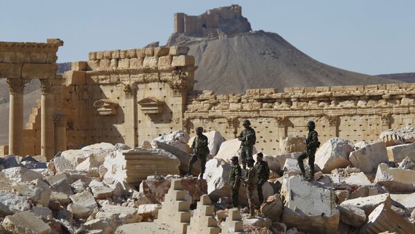 Syrian army soldiers stand on the ruins of the Temple of Bel in the historic city of Palmyra, in Homs Governorate (File) - Sputnik Mundo