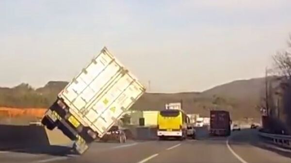 Camionero superprofesional evita un accidente con una maniobra de película de acción - Sputnik Mundo