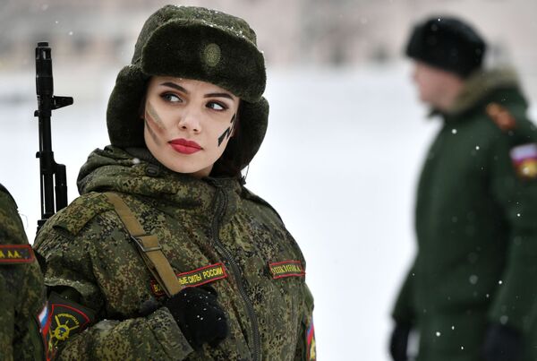 Belleza que mata: un concurso que pone a prueba a las militares rusas - Sputnik Mundo
