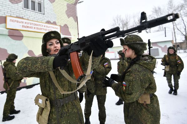 Belleza que mata: un concurso que pone a prueba a las militares rusas - Sputnik Mundo