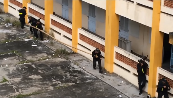 El increíble sistema de la policía vietnamita para escalar edificios - Sputnik Mundo