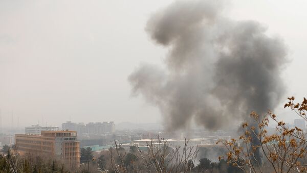 El humo en el lugar del ataque en Kabul - Sputnik Mundo