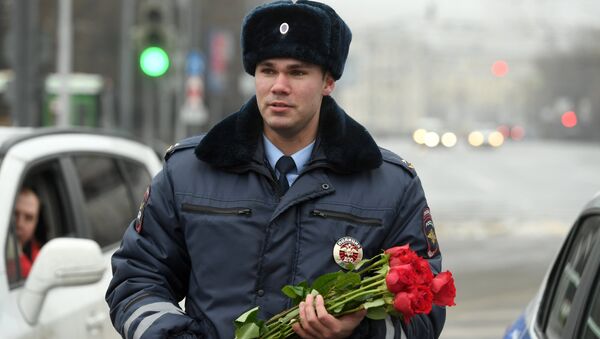 Policía ruso celebrando el Día de la Mujer - Sputnik Mundo