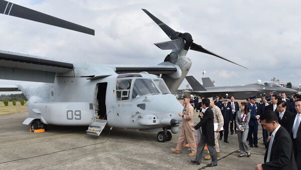 El primer ministro japonés Shinzo Abe inspecciona un avión MV-22 Osprey en la base aérea Hyakuri - Sputnik Mundo