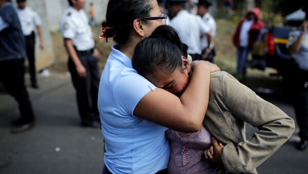 La gente llora por sus familiares durante el incendio en Guatemala - Sputnik Mundo