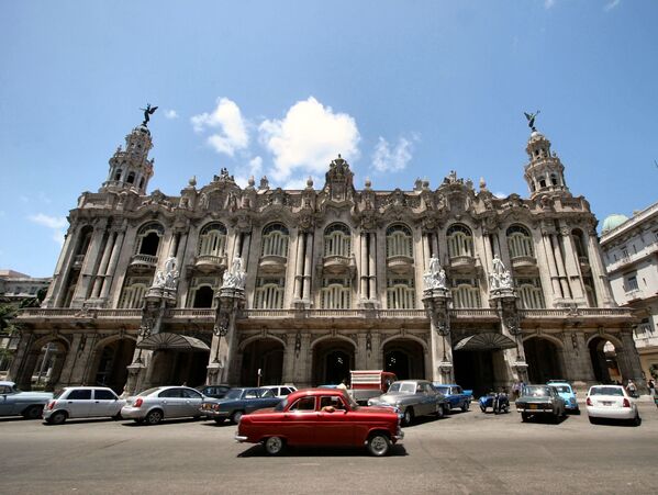 El Gran Teatro de La Habana es la sede del Ballet Nacional de Cuba, una de las principales instituciones culturales de la capital cubana y arquitectónicamente uno de los íconos de la ciudad. Hoy en día, lleva el nombre de Alicia Alonso, la 'prima ballerina' más conocida del ballet cubano. - Sputnik Mundo