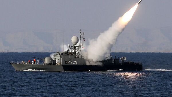 La armada iraní dispara un misil Mehrab durante las maniobras navales en el estrecho de Ormuz - Sputnik Mundo