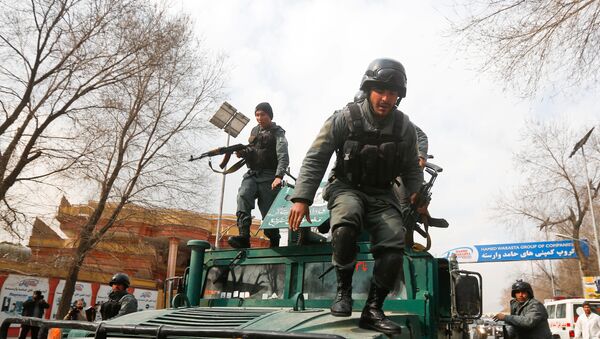Policías afganos en el lugar de ataque en Kabul - Sputnik Mundo