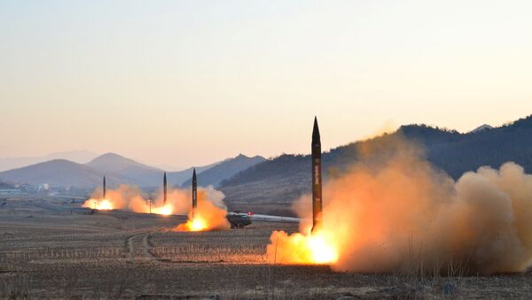 El líder norcoreano Kim Jong Un supervisó el lanzamiento de un cohete balístico en esta foto sin fecha publicada por la KCNA en Pyongyang el 7 de marzo de 2017 - Sputnik Mundo