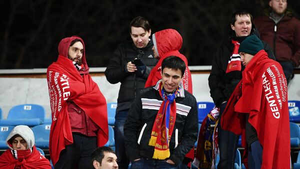 Los hinchas del Manchester United con las mantas 'Gentlefan. Russian warm welcome' - Sputnik Mundo