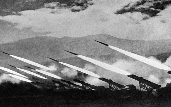 Katiusha en acción durante un combate contra los nazis alemanes (Segunda Guerra Mundial) - Sputnik Mundo
