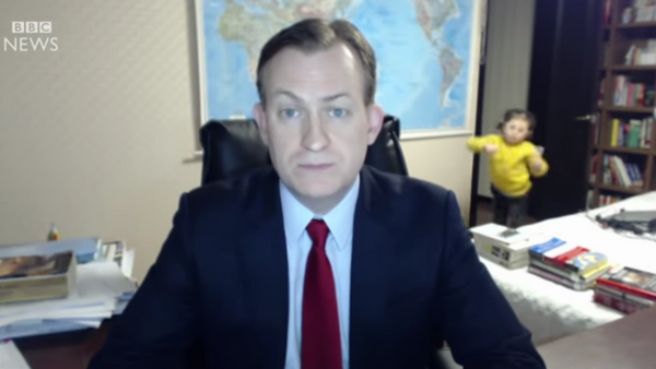 Para reventar de risa: un analista de la BBC es interrumpido por sus hijos en directo - Sputnik Mundo