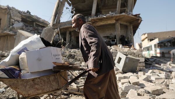 Ciudadano de Mosul recibe ayuda humanitaria de ONU - Sputnik Mundo