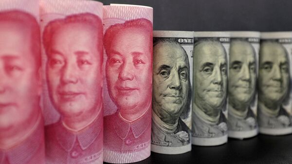 Yuanes chinos y dólares estadounidenses (imagen referencial) - Sputnik Mundo