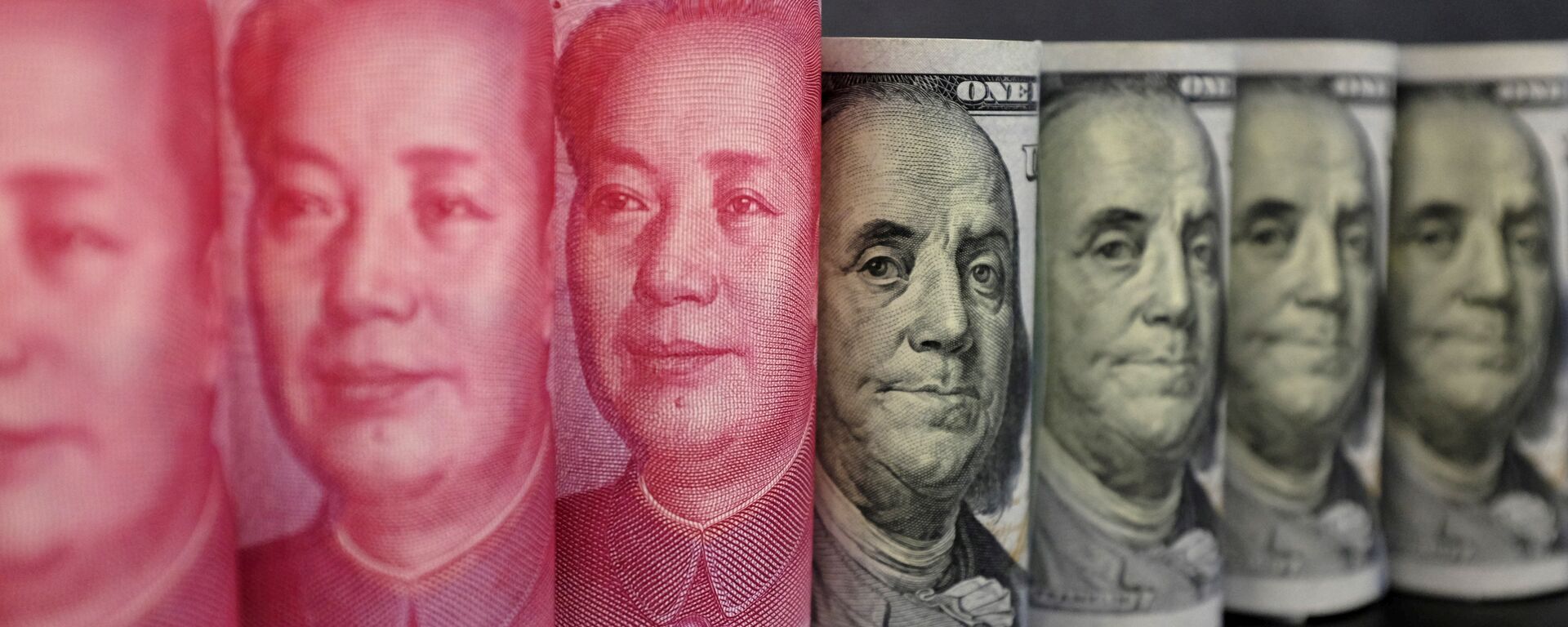 Yuanes chinos y dólares estadounidenses - Sputnik Mundo, 1920, 31.07.2020