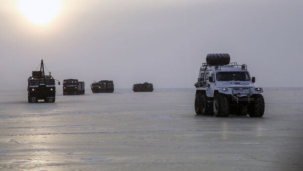 Vehículos militares rusos cruzan el mar de Láptev - Sputnik Mundo