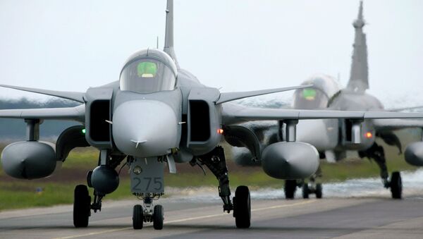 Saab JAS 39 Gripen (Griffin) fighter aircraft taxi out for start during the NATO exercise Loyal Arrow outside Lulea in northern Sweden, on June 10, 2009 - Sputnik Mundo