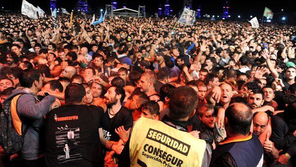 People are pressed against the security barricade in the mosh pit area during a show of Argentine singer Indio Solari in Olavarria - Sputnik Mundo