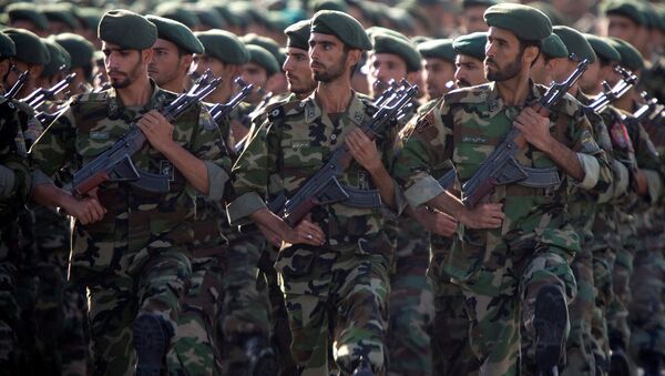 Members of Iran's Revolutionary Guards march during a military parade to commemorate the 1980-88 Iran-Iraq war in Tehran. - Sputnik Mundo