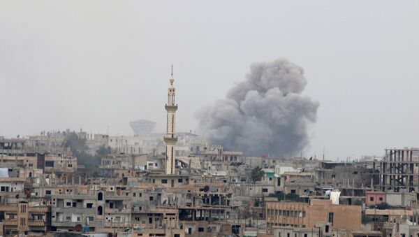 Humo después de un bombardeo en Deraa, Siria (archivo) - Sputnik Mundo