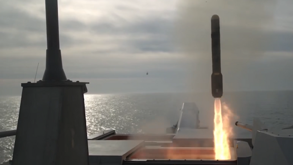 Lanzamiento del AGM-114L-8A Hellfire desde el buque USS Detroit, 28 de febrero de 2017 - Sputnik Mundo