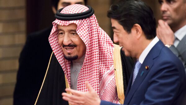Saudi Arabia's King Salman bin Abdulaziz Al Saud, is escorted by Shinzo Abe, Japan's prime minister, as they arrive for a banquet at the prime minister's official residence in Tokyo, Japan - Sputnik Mundo
