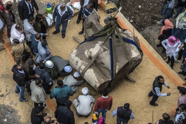 Furor arqueológico: hallan la estatua del faraón Ramsés II en El Cairo - Sputnik Mundo