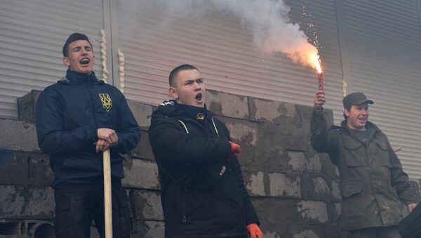 Activistas radicales taparan con bloques de hormigón la entrada a la oficina del ruso Sberbank en Kiev - Sputnik Mundo