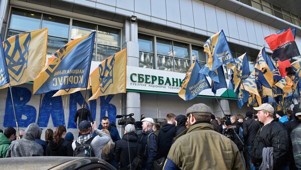 La filial de Sberbank bloqueada por los radicales ucranianos - Sputnik Mundo
