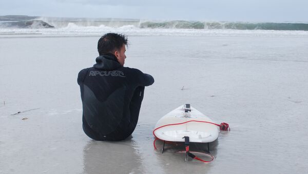Ezequiel Martel se prepara para surfear en Malvinas - Sputnik Mundo