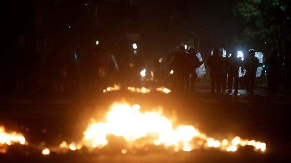 Manifestantes y policía se enfrentan en Río de Janeiro en una protesta contra Temer - Sputnik Mundo