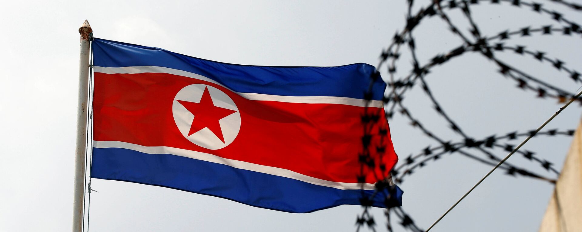 The North Korea flag flutters next to concertina wire at the North Korean embassy in Kuala Lumpur, Malaysia March 9, 2017 - Sputnik Mundo, 1920, 19.04.2021