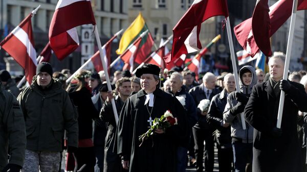 Veteranos de la organización nazi Waffen-SS marchan en Letonia - Sputnik Mundo