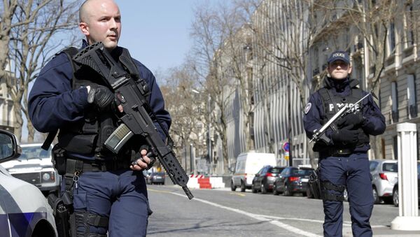 Policías cerca de la sede del FMI en París - Sputnik Mundo